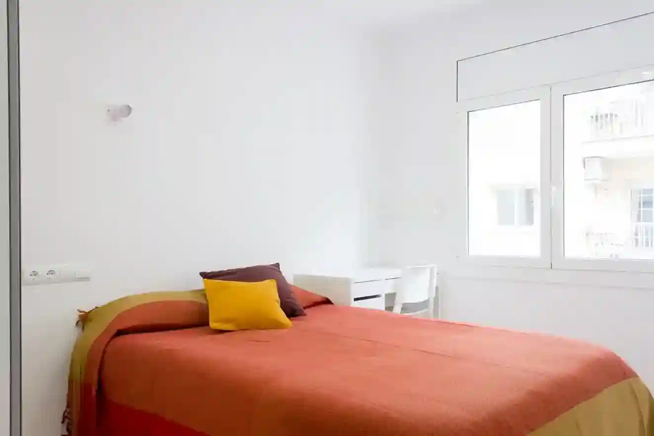 Habitación Espanya con cama doble y escritorio