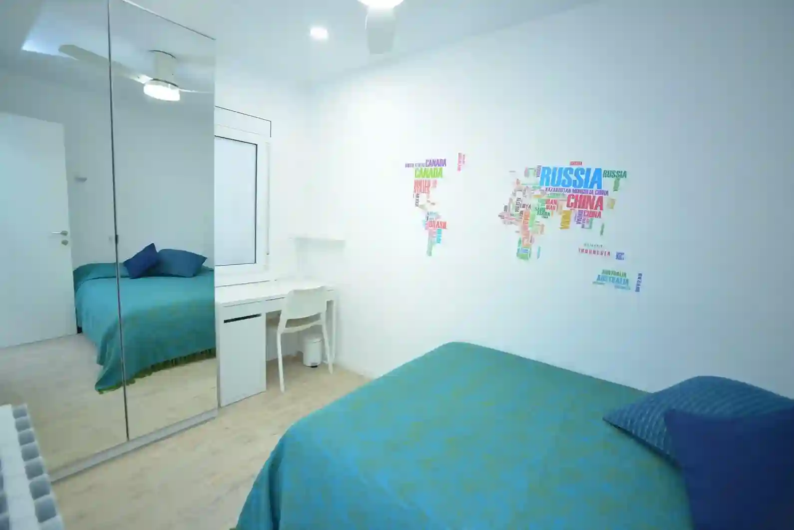 Habitación Batlló con diseño alegre y escritorio
