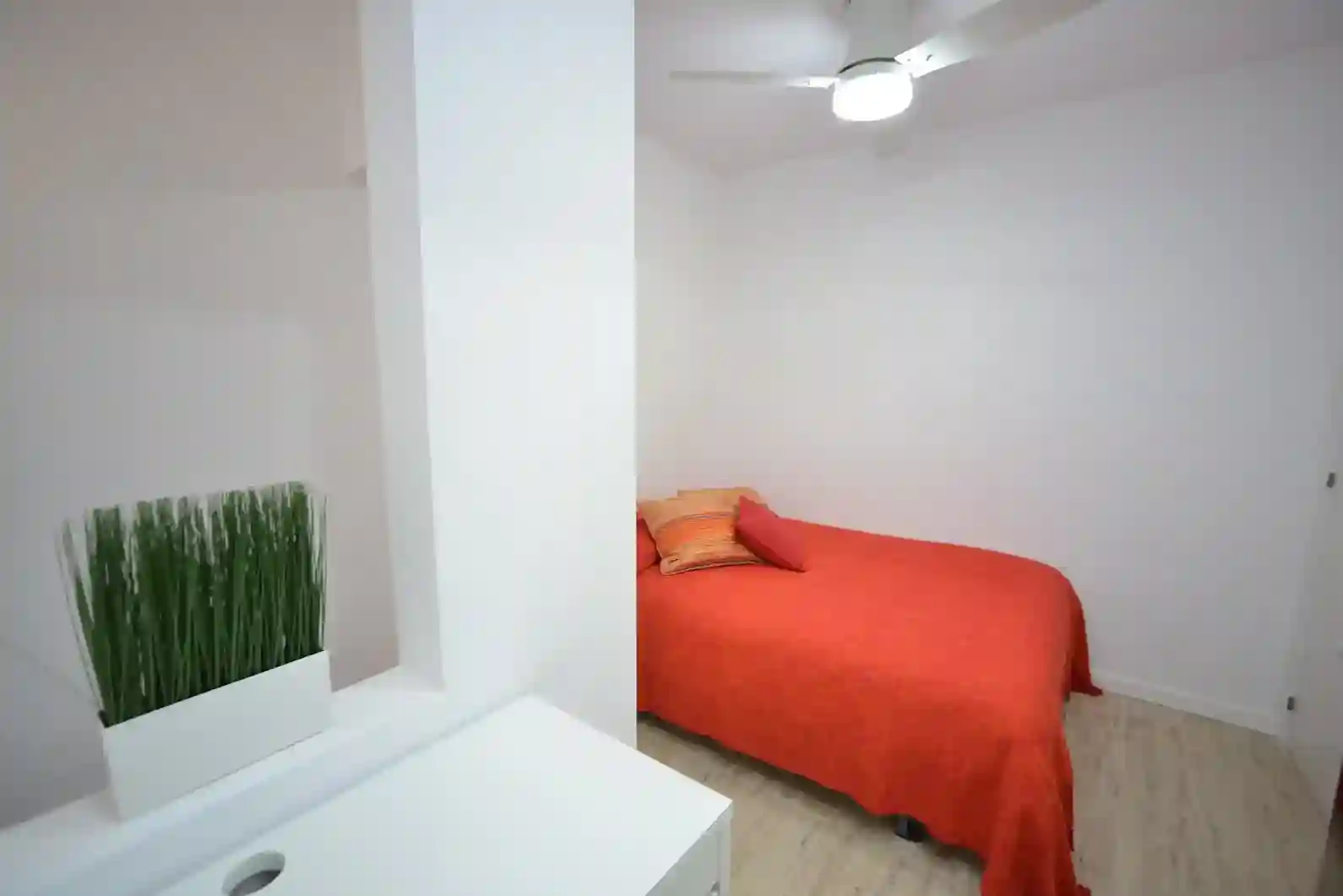 Habitación Ciutadella con cama doble y escritorio