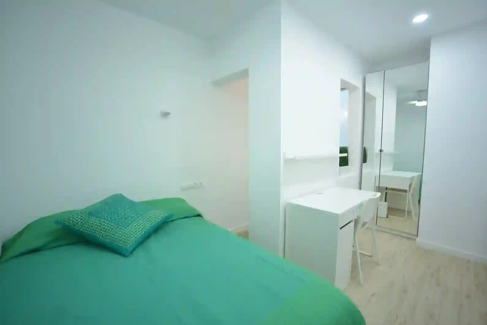Habitación Sant Jordi equipada para trabajar o estudiar
