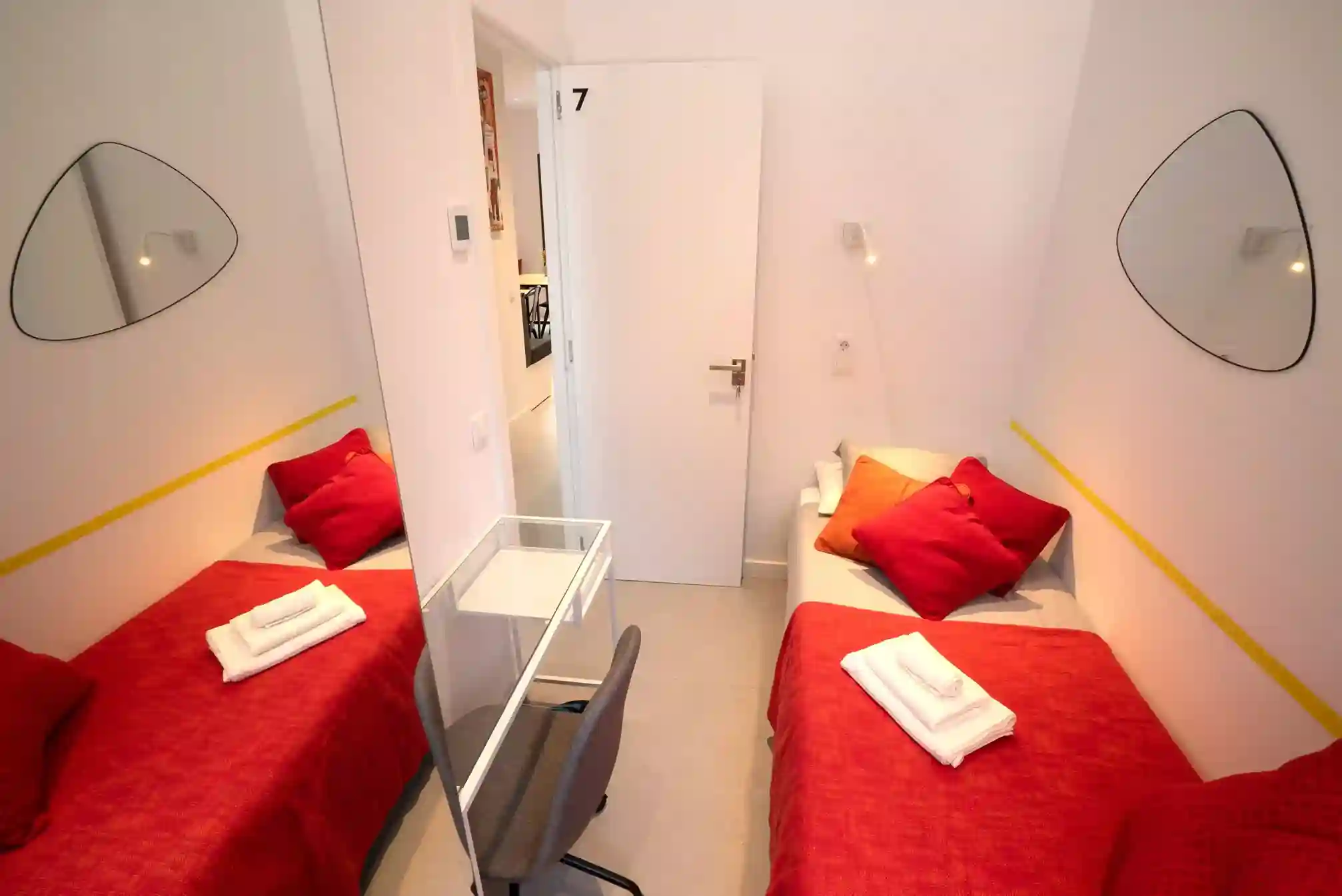 Vista de la habitación Badal con armario y climatizador