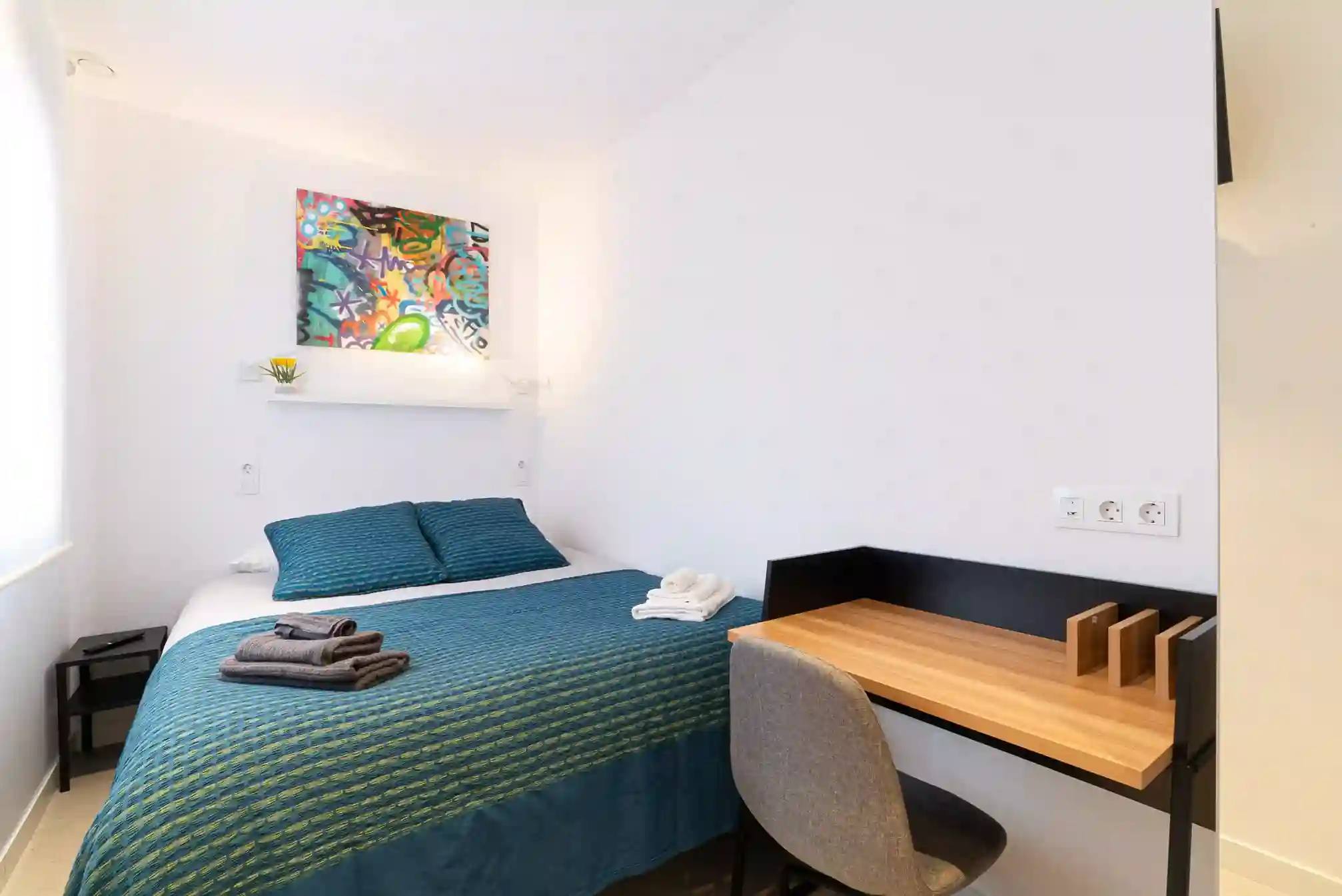 Habitación en Coliving Vibes Collblanc con cama doble, escritorio de madera y decoración moderna