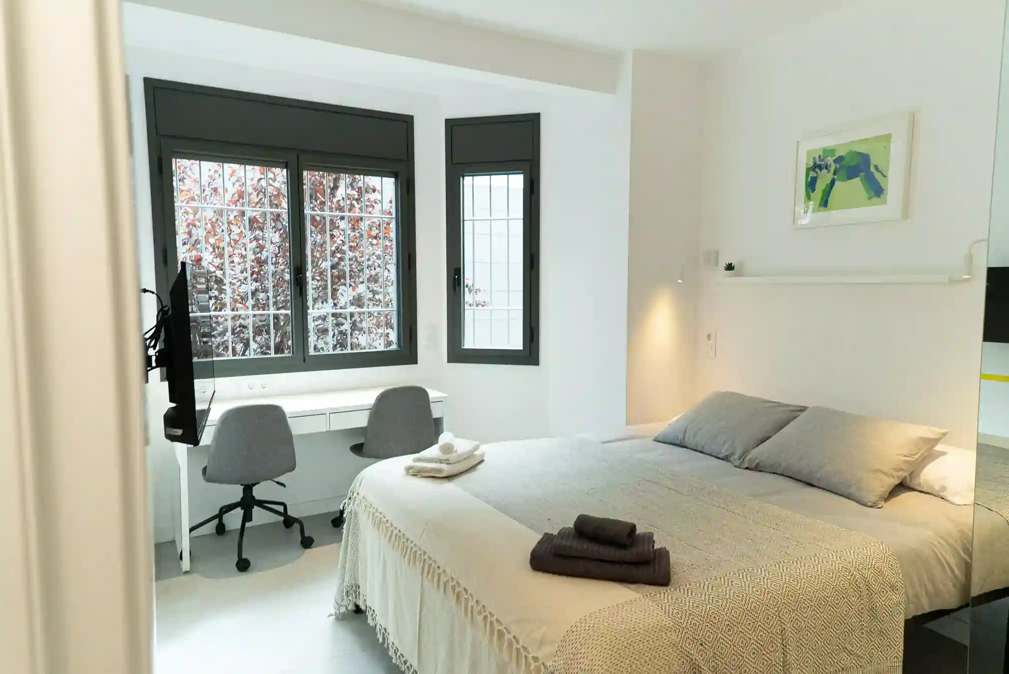 Habitación luminosa en Coliving Vibes Collblanc con cama doble, baño en suite, aire acondicionado y escritorio doble junto a la ventana
